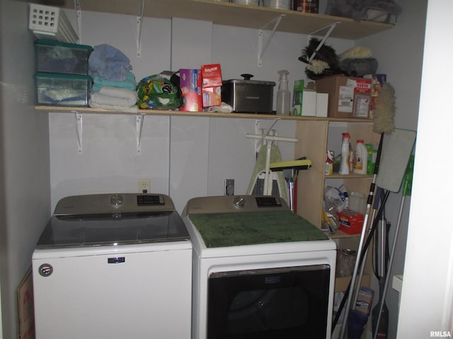 1607 Marion St, Carterville, IL 62918 - laundry area featuring washer and dryer