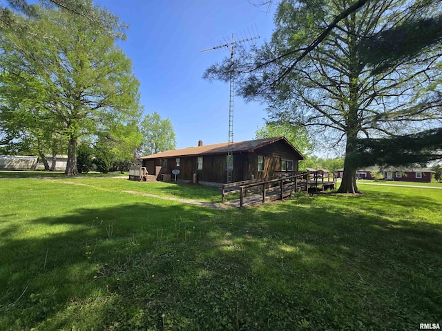 view of yard featuring an outdoor structure