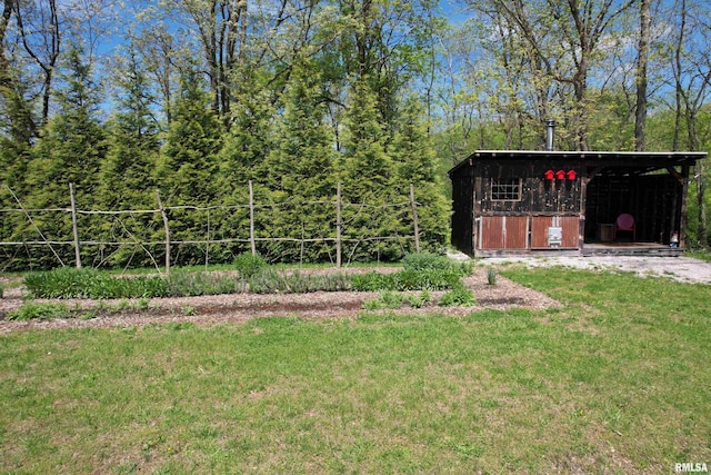 view of yard featuring an outdoor structure and a pole building