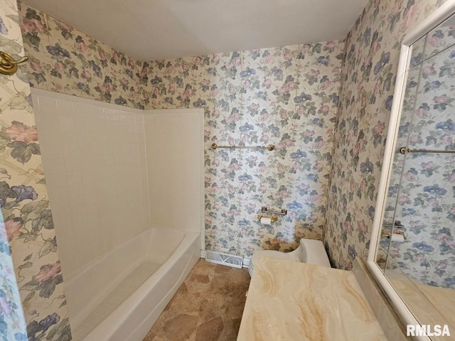 full bathroom with baseboards, visible vents, and wallpapered walls