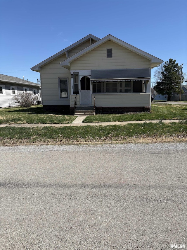 920 S 12th St, Herrin, IL 62948 - bungalow-style home featuring entry steps and a front yard