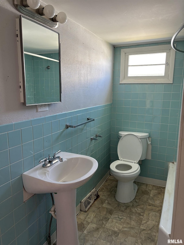 920 S 12th St, Herrin, IL 62948 - full bath featuring tile walls and toilet