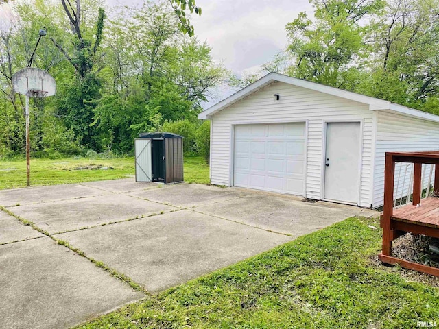 detached garage featuring driveway