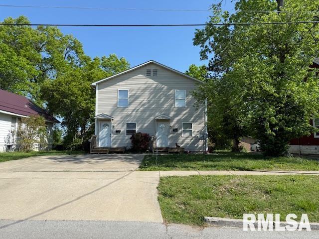 view of front of property with driveway and entry steps