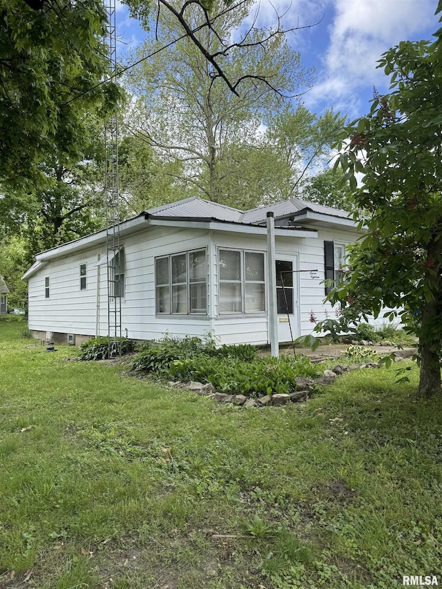 view of front of home featuring a front yard