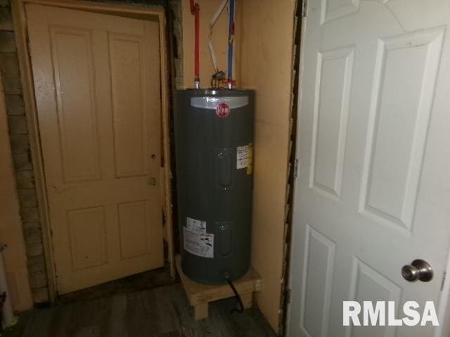 200 3rd St, Rosiclare, IL 62982 - utilities featuring electric water heater
