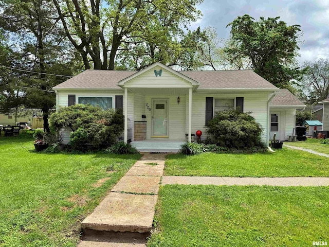206 W 16th St, Metropolis, IL 62960 - bungalow-style home with a front yard and a shingled roof