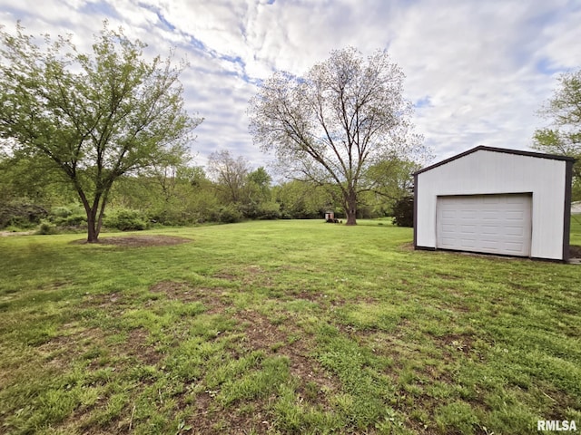 view of yard featuring an outdoor structure