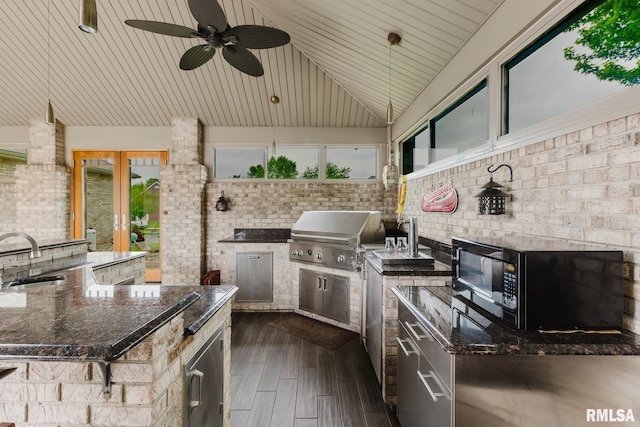 view of patio / terrace featuring a ceiling fan, a grill, a sink, and an outdoor kitchen