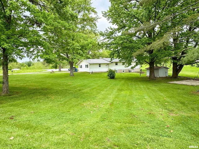 view of yard with an outbuilding and a storage unit
