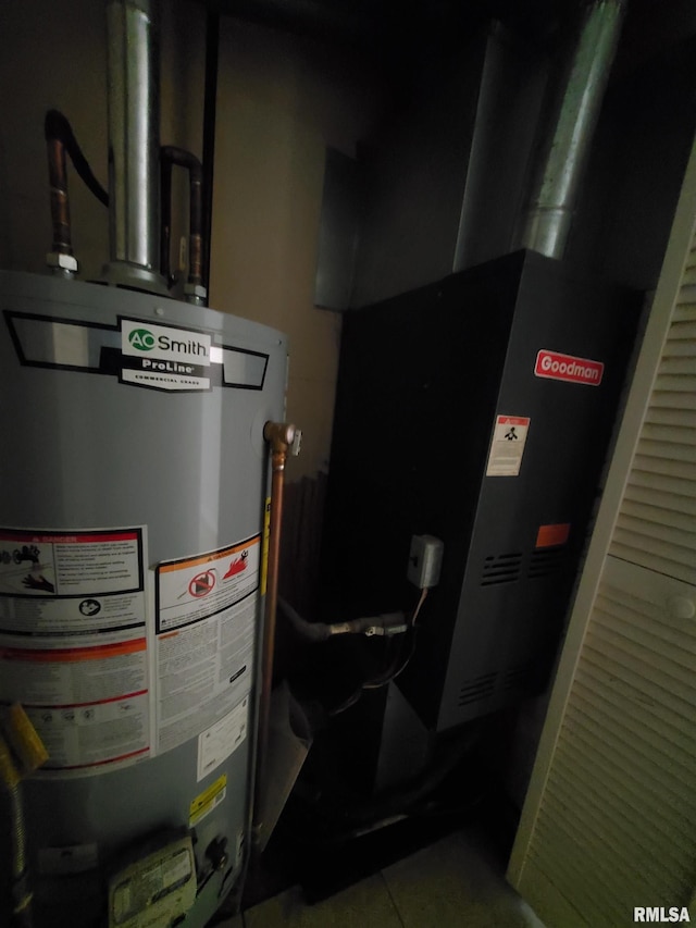 1027 W Laurel St, Carbondale, IL 62901 - utility room with water heater