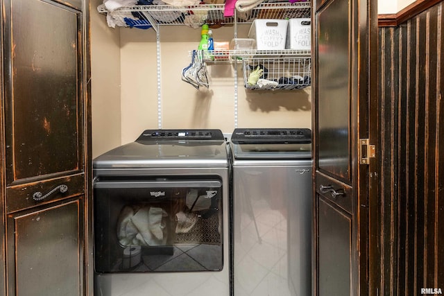 24 Karen Dr, Christopher, IL 62822 - laundry area featuring washing machine and clothes dryer