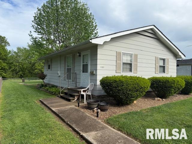 view of front of property featuring a front lawn