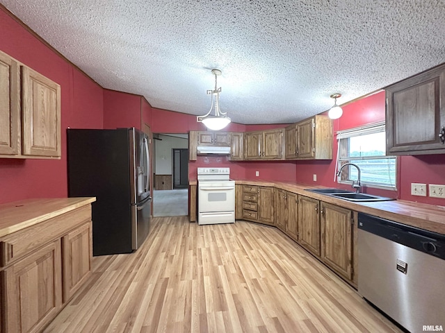 kitchen featuring a sink, stainless steel appliances, a textured ceiling, under cabinet range hood, and light wood-style flooring
