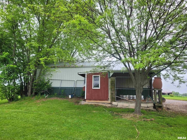 325 W N St, Dix, IL 62830 - view of poultry coop featuring fence and a lawn