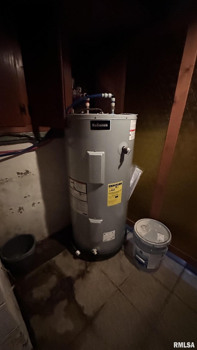 1908 E Oak St, West Frankfort, IL 62896 - utility room featuring electric water heater