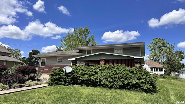 1908 E Oak St, West Frankfort, IL 62896 - view of front facade with brick siding and a front yard