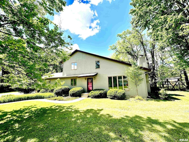 7 Lakewood Dr, Centralia, IL 62801 - view of front of property with a chimney and a front lawn