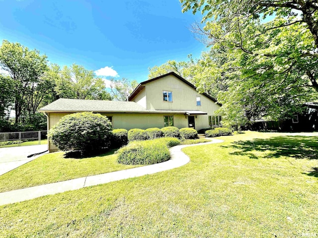 7 Lakewood Dr, Centralia, IL 62801 - view of side of home featuring concrete driveway