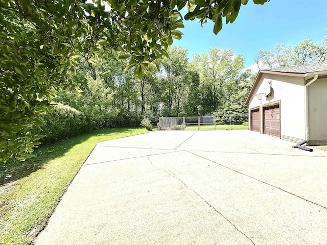 7 Lakewood Dr, Centralia, IL 62801 - view of patio featuring driveway and a garage