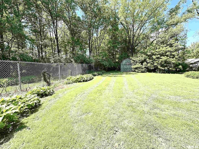 7 Lakewood Dr, Centralia, IL 62801 - view of yard featuring a storage shed, an outdoor structure, and dirt driveway