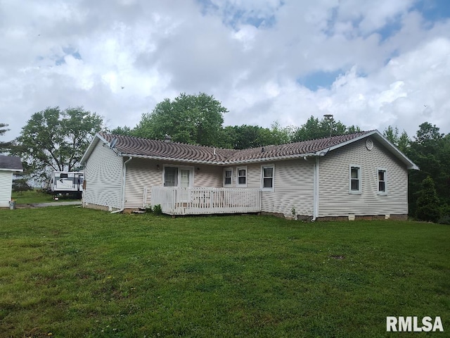 back of house featuring a yard