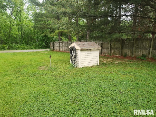 view of yard featuring a storage shed and an outdoor structure