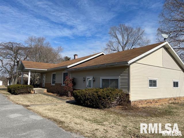 204 W Gelston St, Valier, IL 62891 - view of side of home