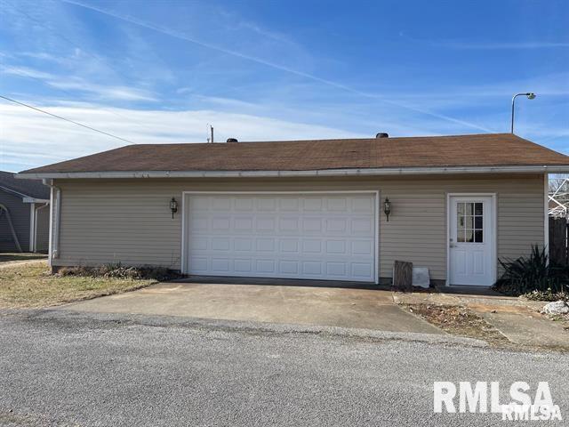 204 W Gelston St, Valier, IL 62891 - garage featuring driveway