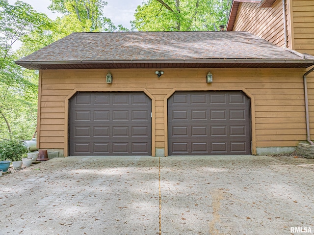 15751 E Tolle Rd, Mount Vernon, IL 62864 - garage with driveway