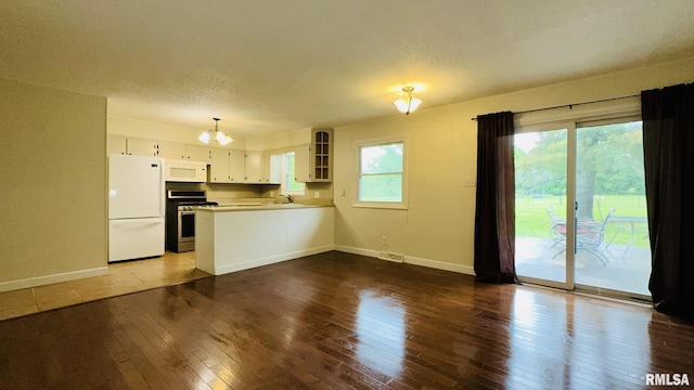 112 Prairie Rd, Carterville, IL 62918 - kitchen with white appliances, a peninsula, a chandelier, hardwood / wood-style flooring, and a textured ceiling