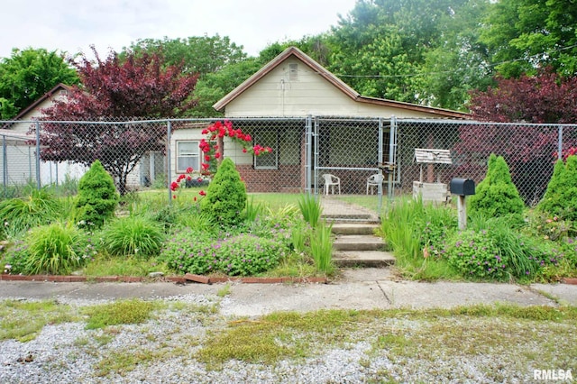 207 Butler St, Metropolis, IL 62960 - view of front of home featuring fence