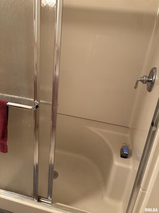 13916 Leisure Ln, Benton, IL 62812 - full bathroom with an enclosed shower