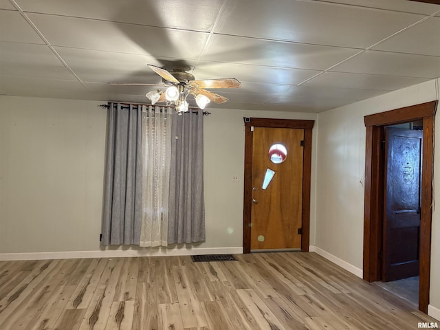 entryway with baseboards, light wood-style floors, and ceiling fan