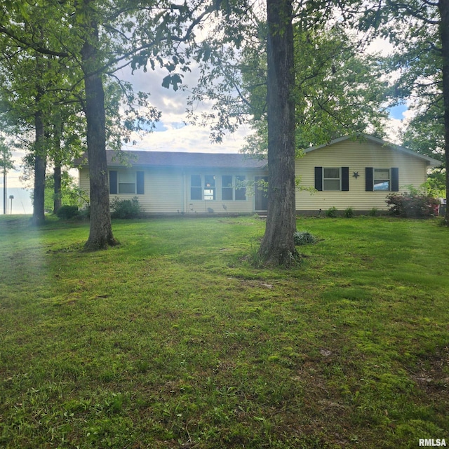 15267 N Woodlawn Ln, Woodlawn, IL 62898 - view of front of home with a front lawn
