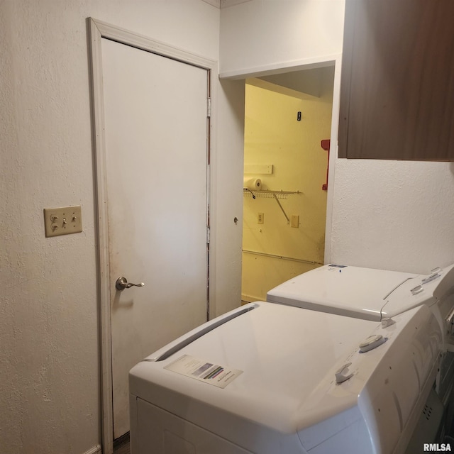 15267 N Woodlawn Ln, Woodlawn, IL 62898 - clothes washing area featuring independent washer and dryer and a textured wall