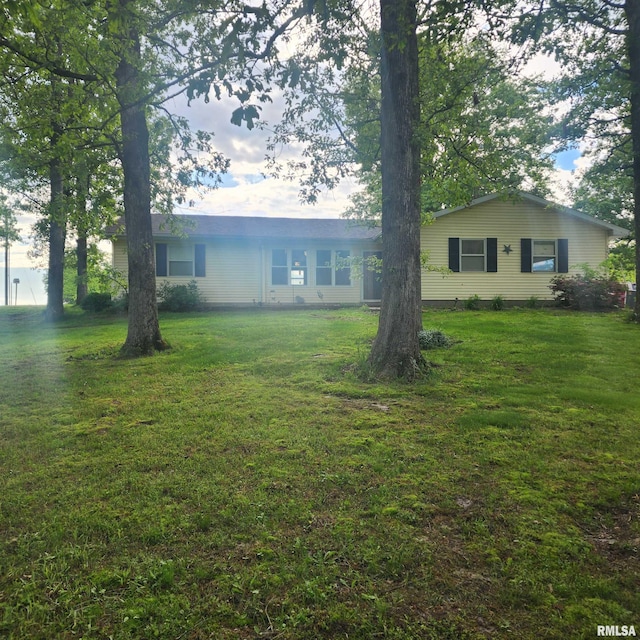 15267 N Woodlawn Ln, Woodlawn, IL 62898 - view of front of home featuring a front yard