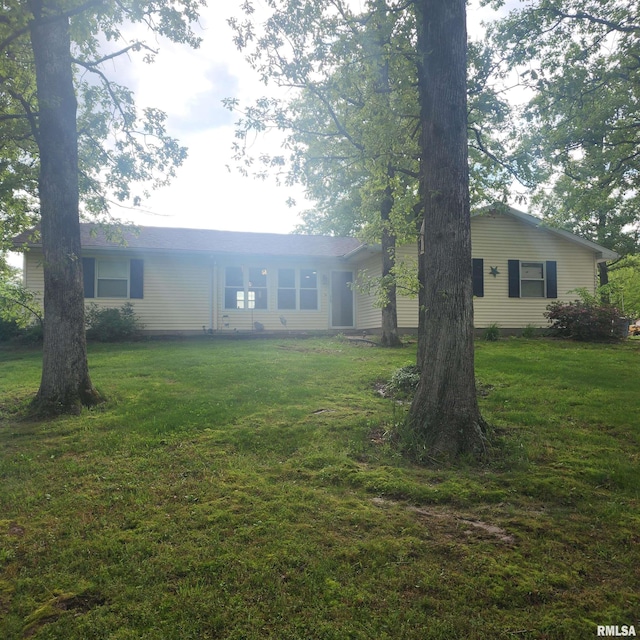 15267 N Woodlawn Ln, Woodlawn, IL 62898 - view of front of home with a front lawn
