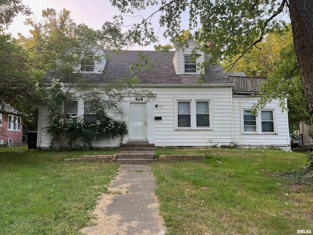404 W Elm St, Carbondale, IL 62901 - cape cod house with a front lawn and roof with shingles
