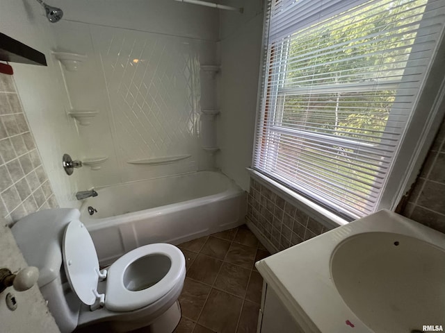 404 W Elm St, Carbondale, IL 62901 - full bath with plenty of natural light, shower / bathtub combination, tile patterned floors, and toilet