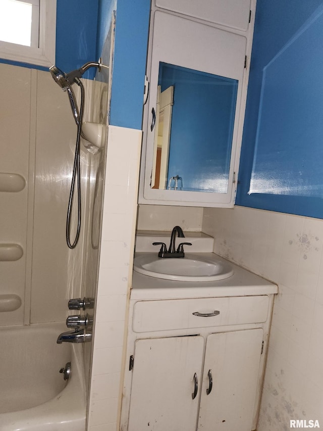 105 E Rea St, Valier, IL 62891 - full bath featuring vanity and tub / shower combination