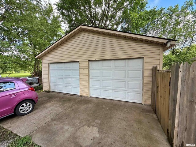 6556 S US-45 Rd, Brookport, IL 62910 - detached garage featuring fence