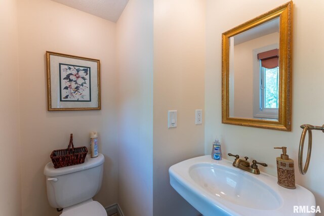 12687 N Shoreland Dr, Marion, IL 62959
