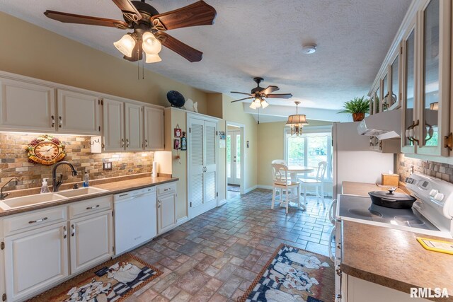 12687 N Shoreland Dr, Marion, IL 62959