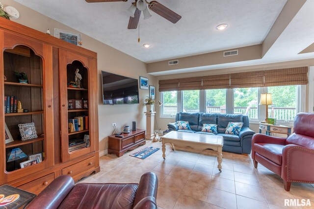 12687 N Shoreland Dr, Marion, IL 62959
