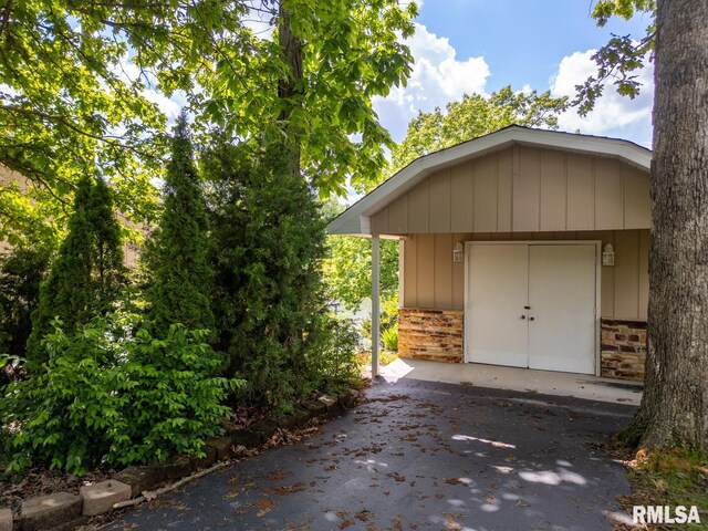 12687 N Shoreland Dr, Marion, IL 62959