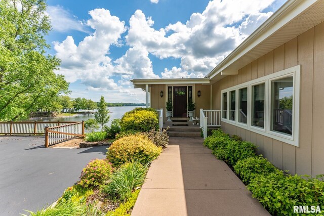12687 N Shoreland Dr, Marion, IL 62959