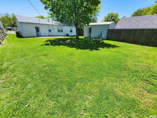 214 W 12th St, Flora, IL 62839 - view of yard