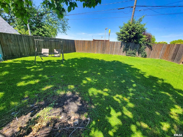 214 W 12th St, Flora, IL 62839 - view of yard