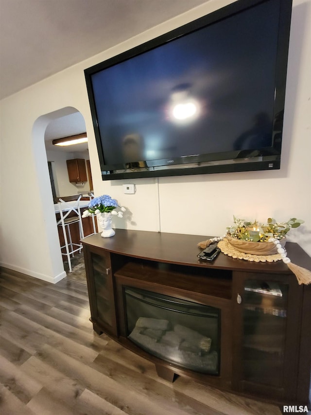 214 W 12th St, Flora, IL 62839 - detailed view of arched walkways, wood finished floors, and baseboards